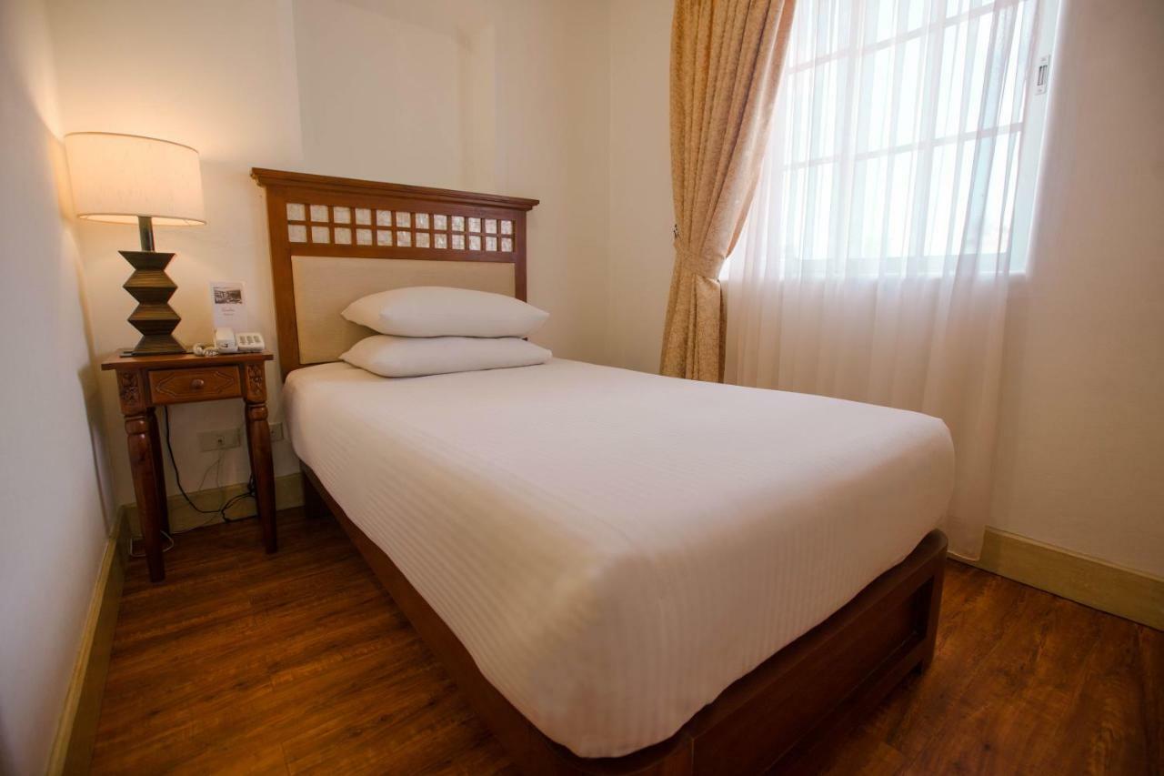Hotel Emilia ダバオ　シティ エクステリア 写真